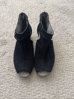 Earth black cutout peep toe bootie suede size nine